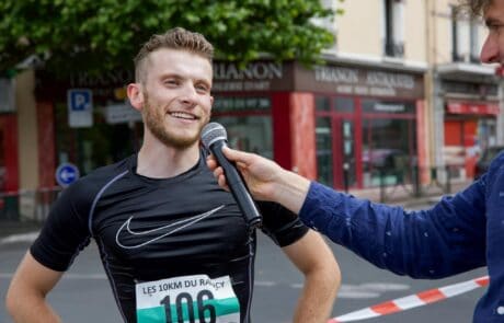 Le vainqueur de l'épreuve hors-stade en île-de-france est au micro du speaker pour une interview d'après-course.