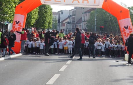 Le départ d'une cours à pied reste un moment important. Le speaker course à pied donne les dernières informations avec l'organisateur de la course.