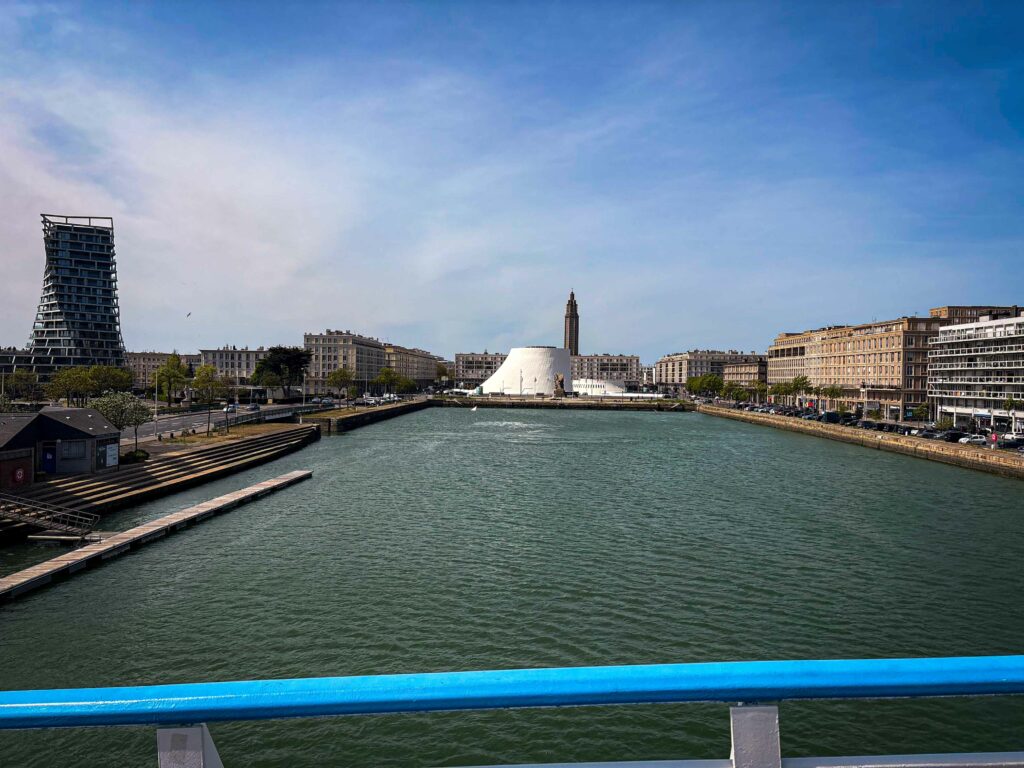 plan d'eau depuis un pont avec une tour en arrière plan au Havre