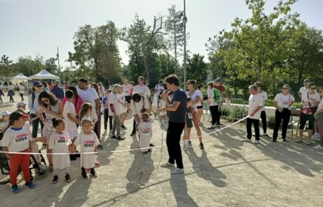 Le speaker course à pied hors-stade est sur la ligne de départ de la course enfant au Vésinet. Les parents sont présents pour encadrer leurs enfants. Le speaker trail donne les dernières consignes de course.