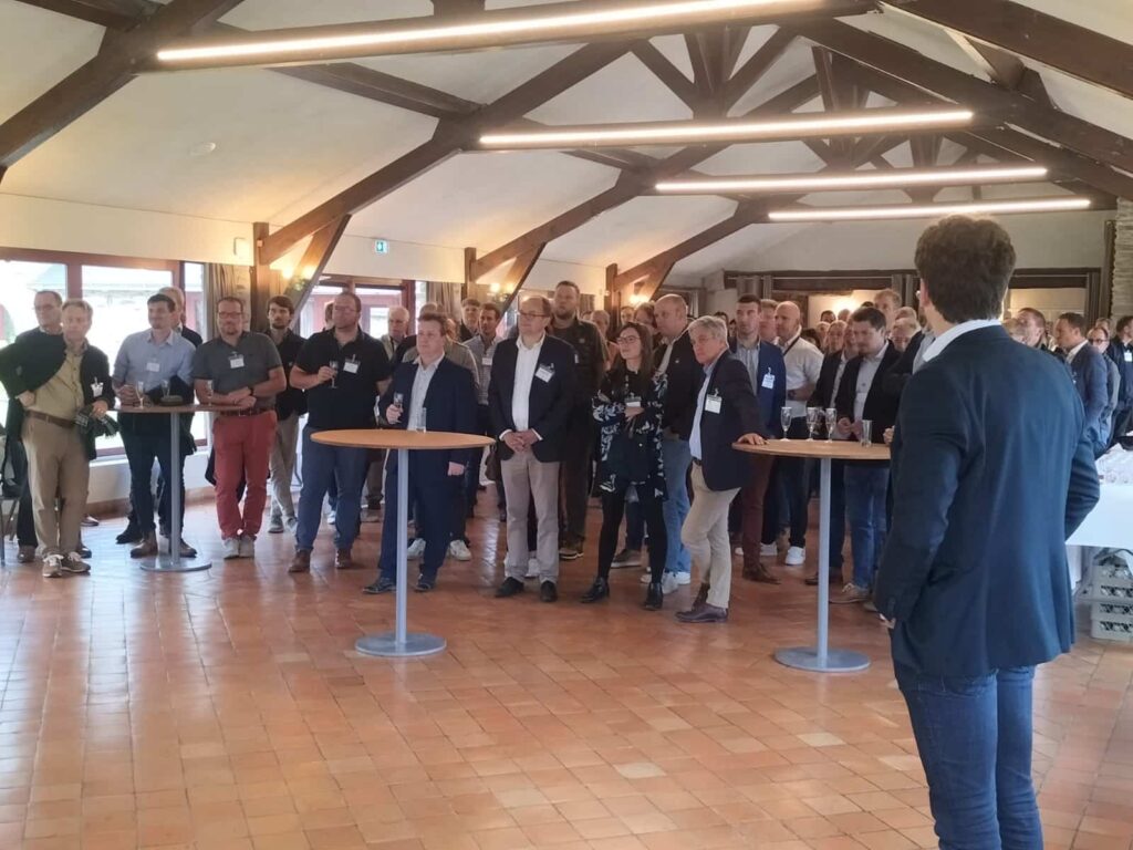 Animation d’une partie de Quiz de Culture Générale Plusieurs personnes en équipe jouent ensemble dans un quiz de culture générale. Les questions sont affichées sur un écran et l'animateur à gauche de la photo supervise le jeu.