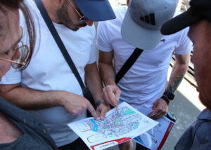 Les joueurs consultent la carte avant de se mettre en route.