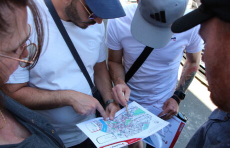 Les joueurs consultent la carte avant de se mettre en route.