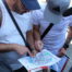 Les joueurs consultent la carte avant de se mettre en route.