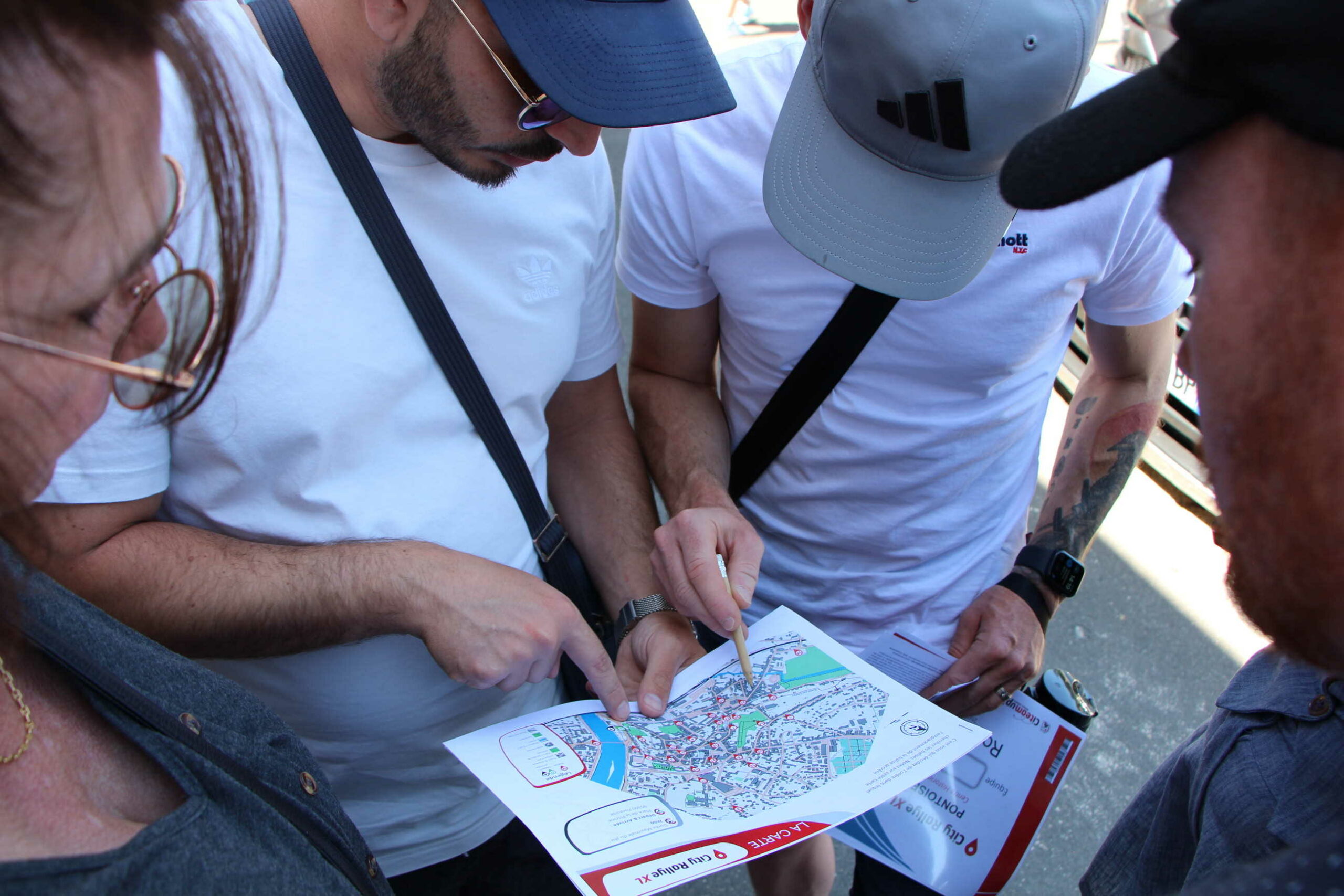 Les joueurs consultent la carte avant de se mettre en route.