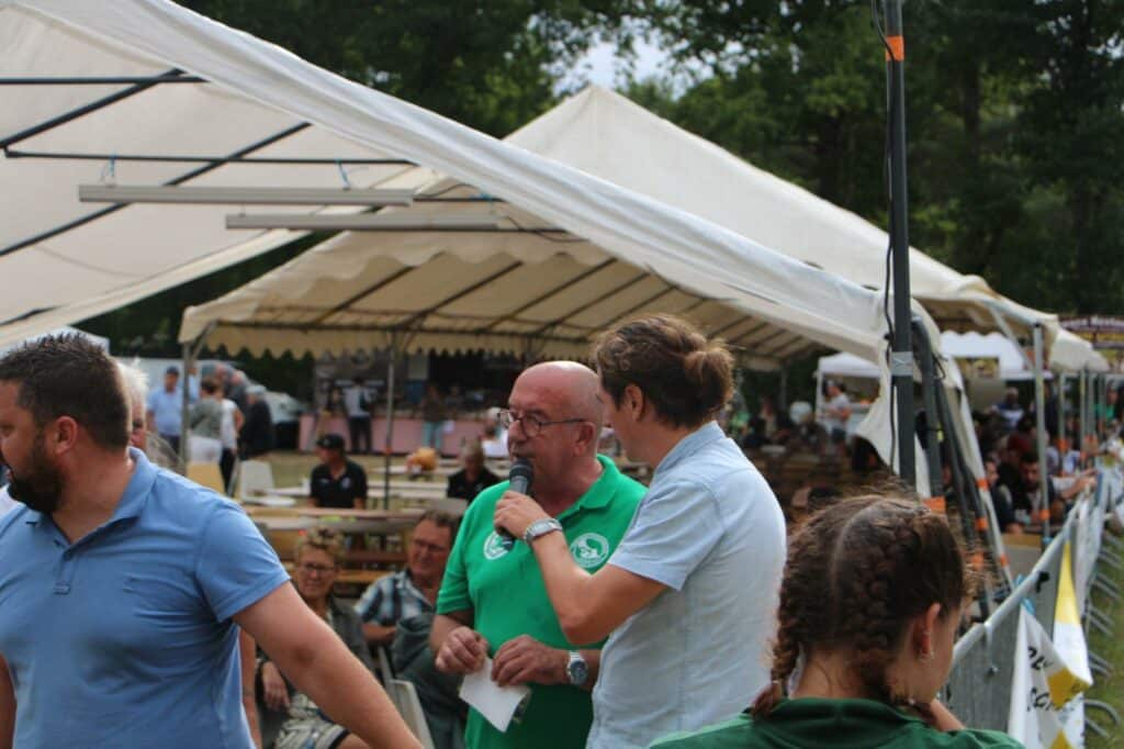Interview en direct du président de la manifestation avant la grande parade des chiens à Saint-Honoré-Les-Bains.