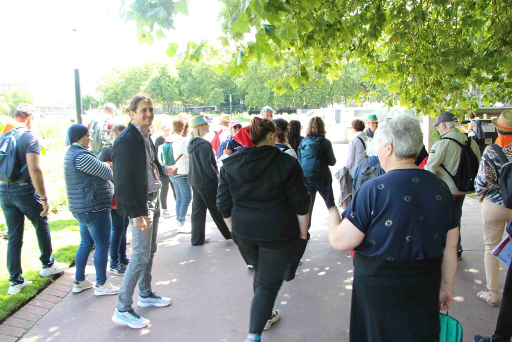 Une vingtaine de personnes regroupés en équipe partent à la recherche des balises