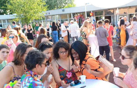 Des joueurs utilisent leurs smartphone pour répondre au blindtest