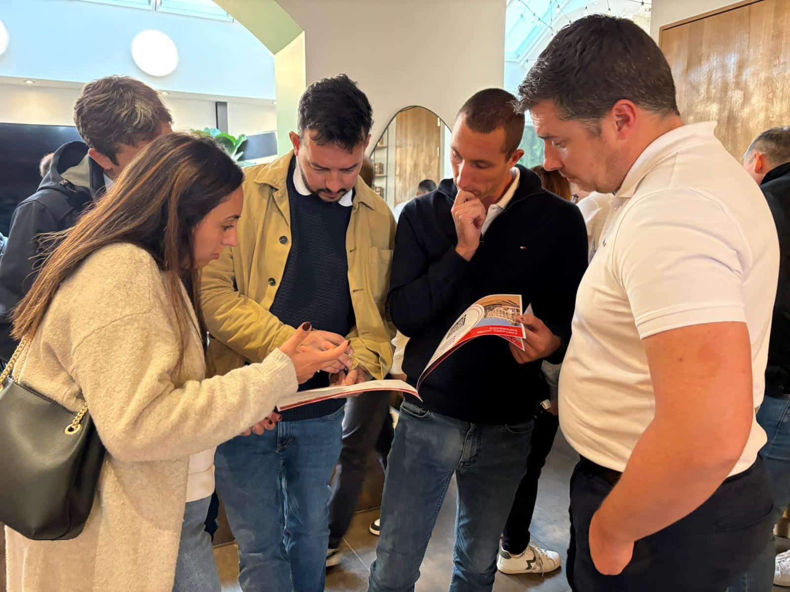 Les joueurs d'une même équipe regardent ensemble leur feuille de route