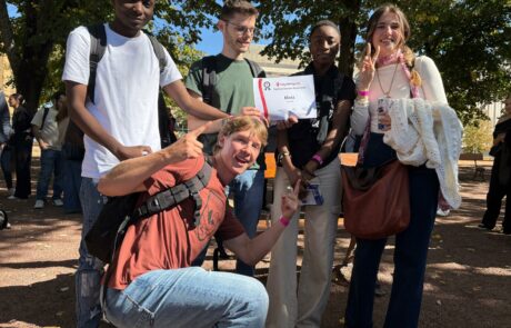 Les 5 membres de l'équipe N°1 tiennent le diplôme City Rallye dans les mains.