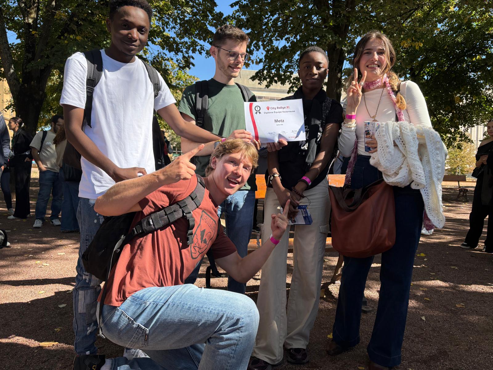 Les 5 membres de l'équipe N°1 tiennent le diplôme City Rallye dans les mains.