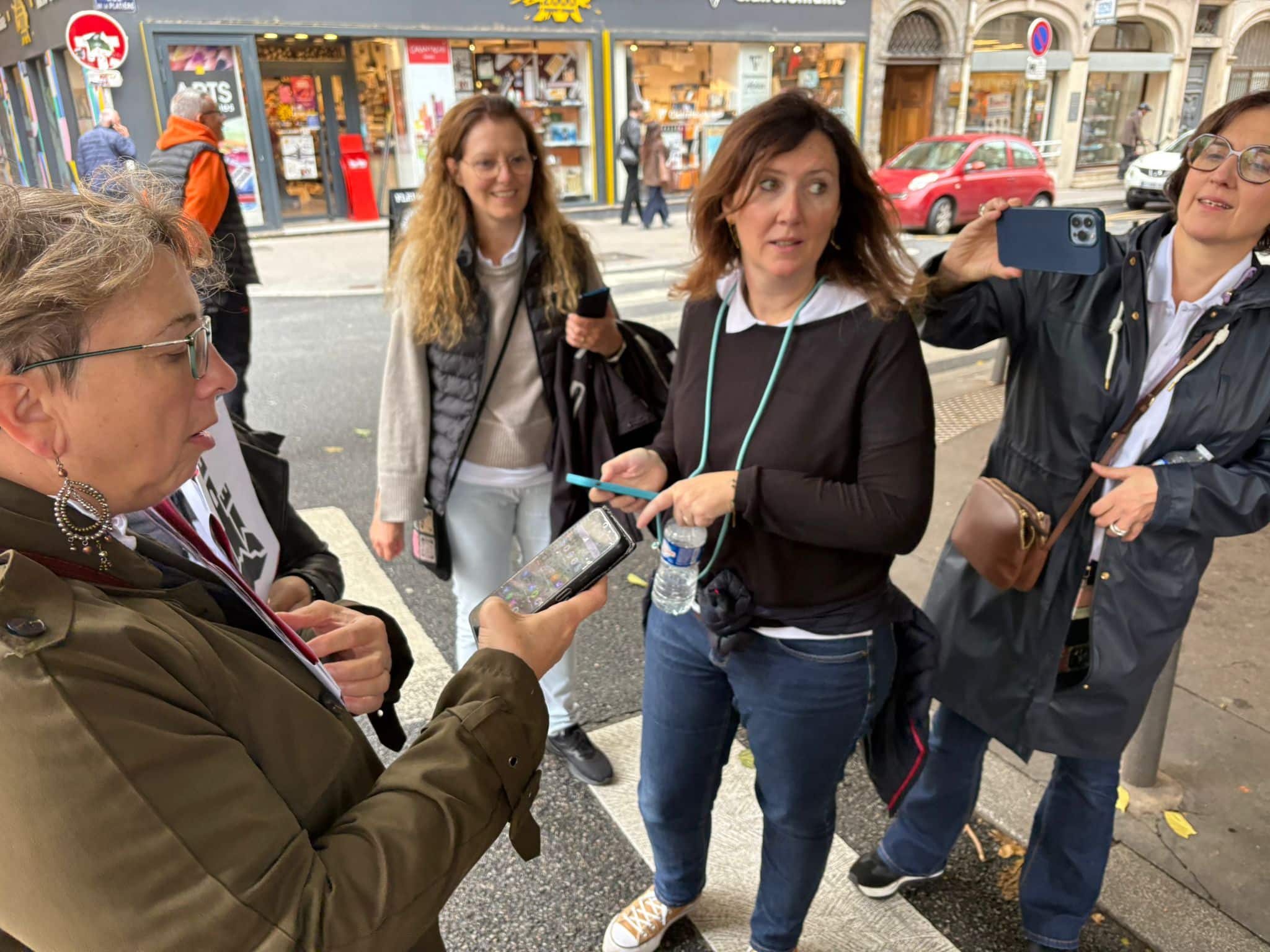 Une équipe de joueurs dans les rues de Lyon à la recherche d'une balise