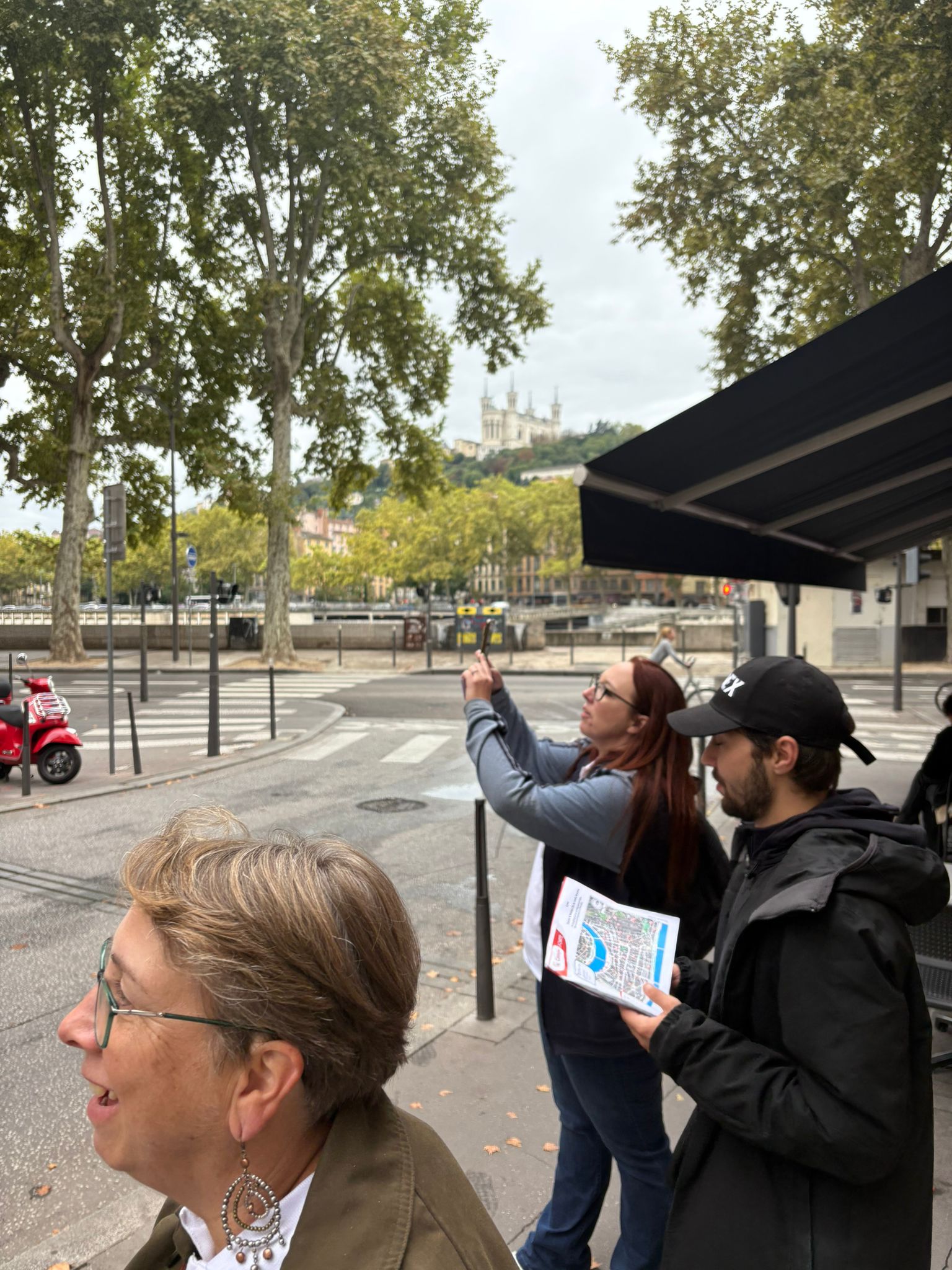 Une équipe prend une photo une des balises du jeu de piste