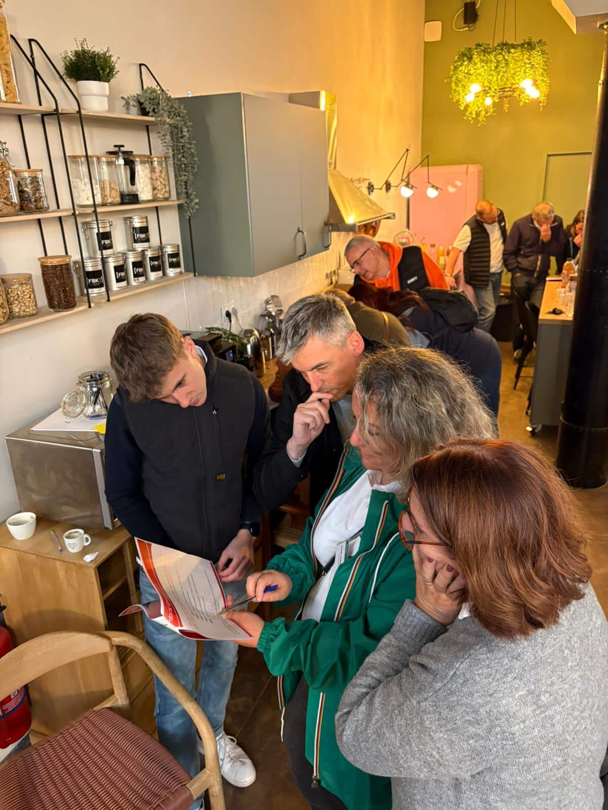 Photo d'une équipe de 4 personnes qui consultent la feuille de route