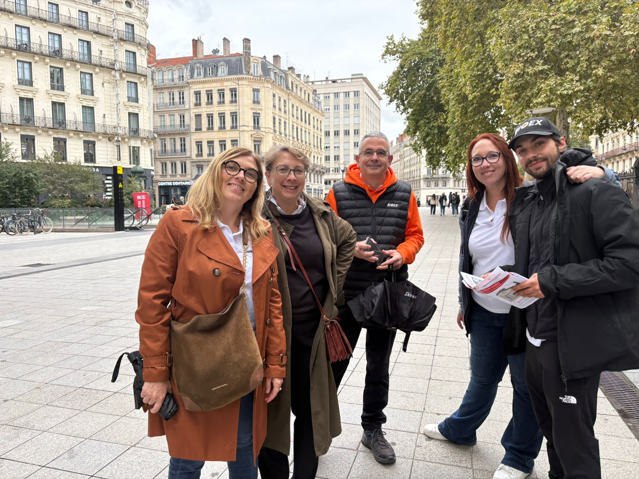 5 personnes prennent une photo souvenir
