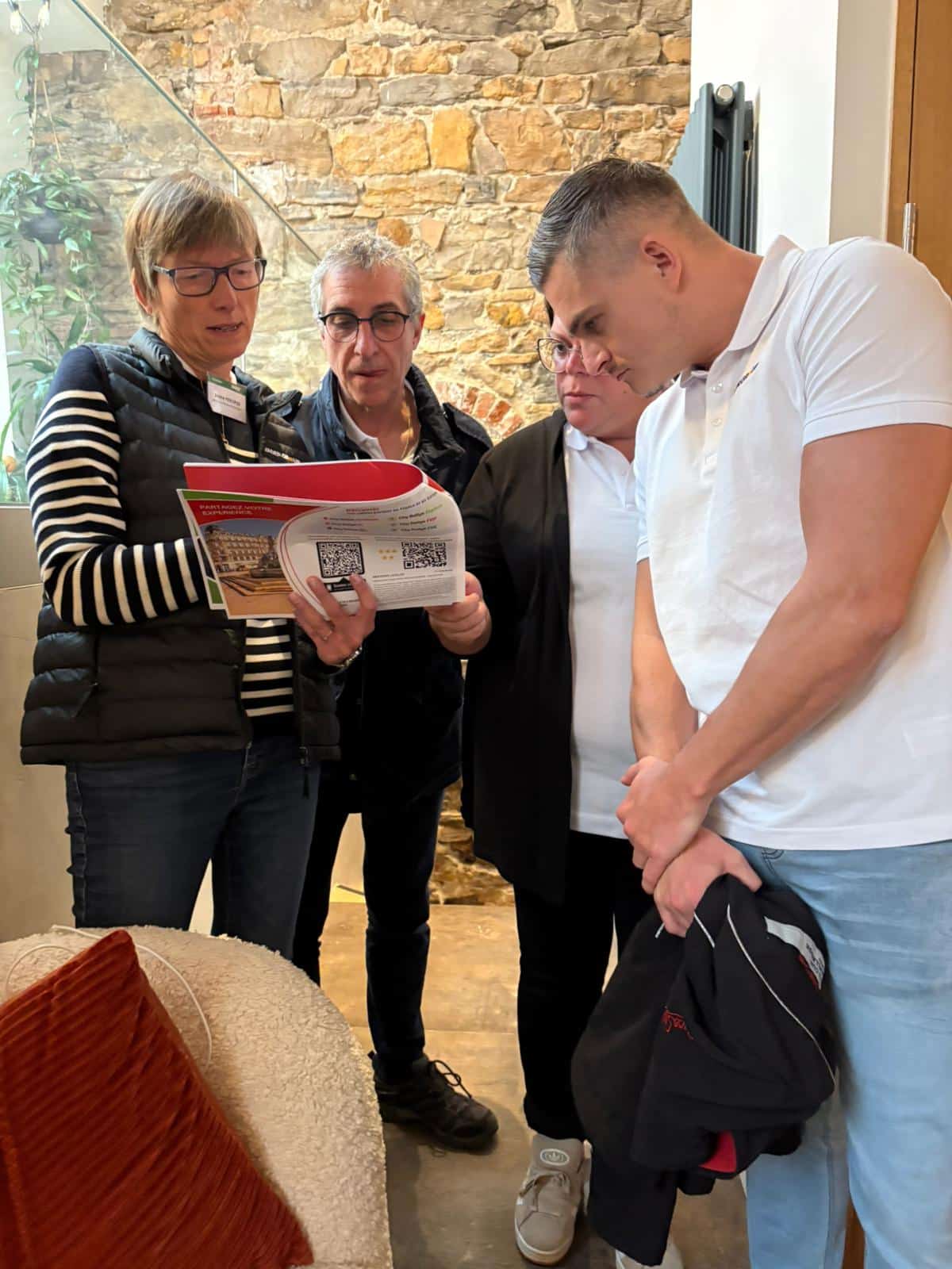 Equipe de quatre personnes regardent leur feuille de route