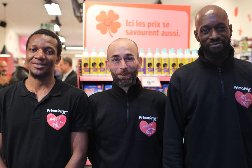 Vendeurs travaillant le jour de l'inauguration.