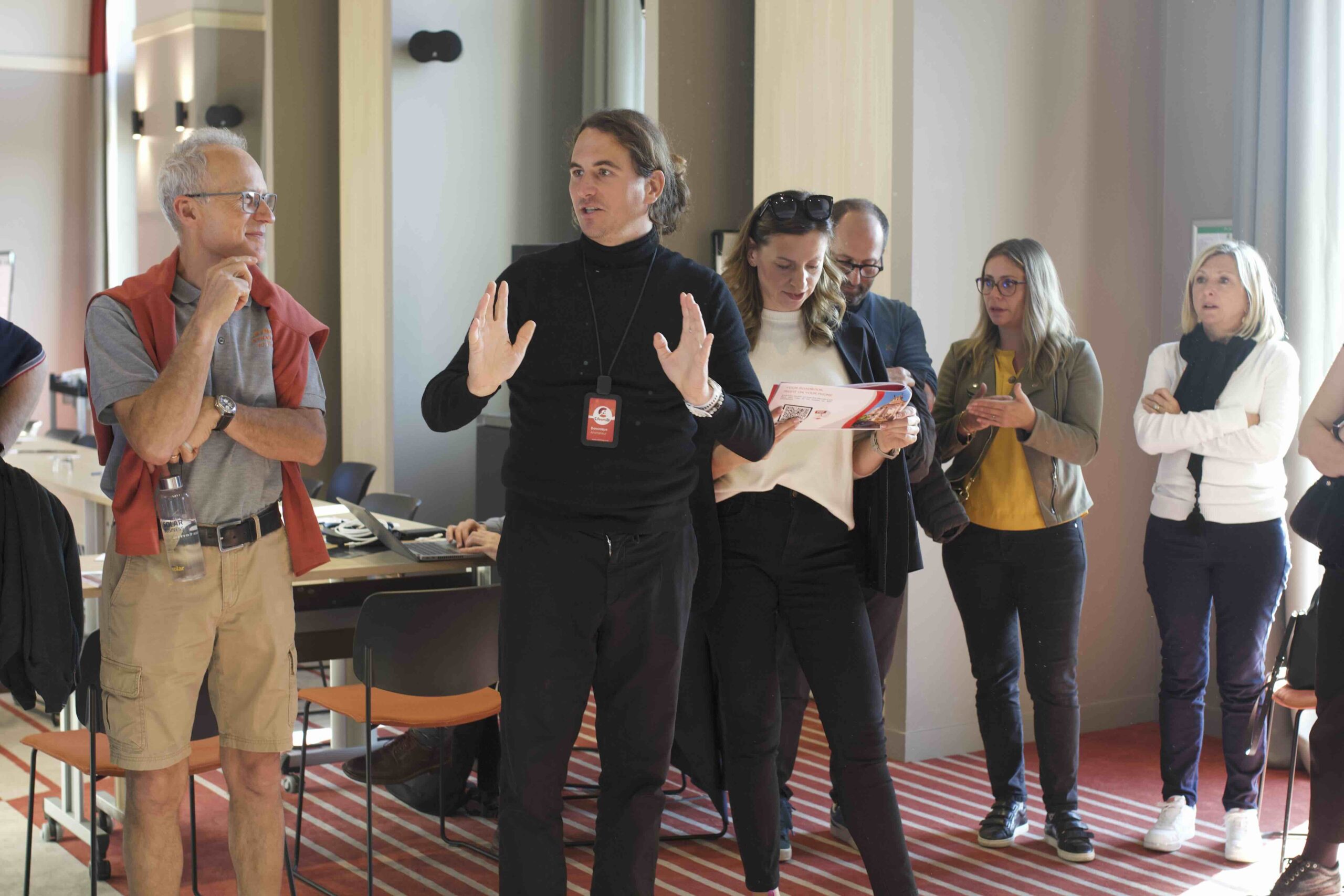 animateur présentant un jeu à un séminaire professionnel