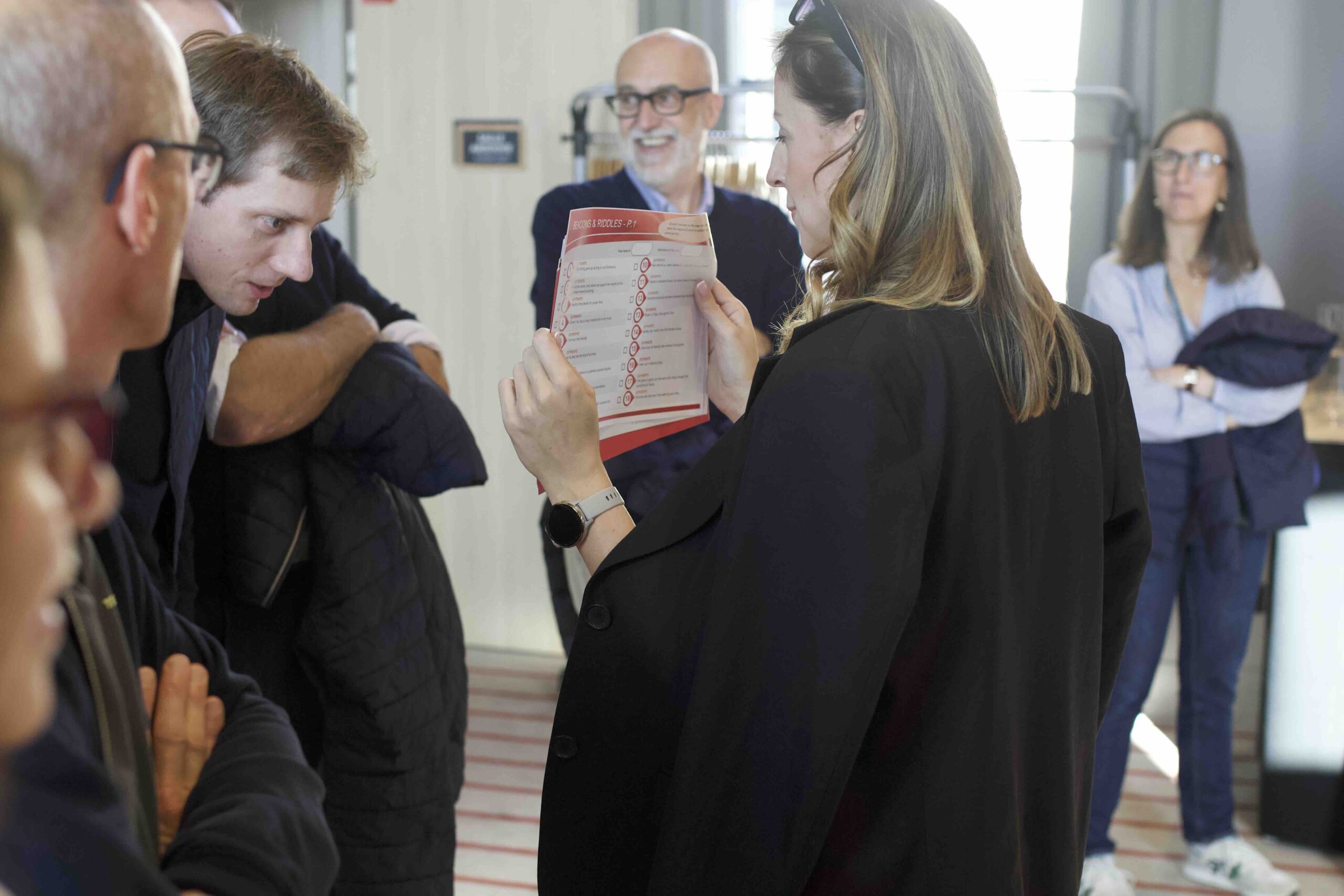 participante montrant les consignes à ses coéquipiers.