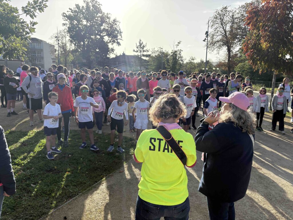 Participants à une course pour octobre rose 