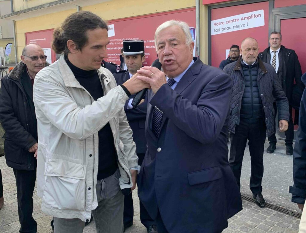 Un personnage politique est interviewé par un animateur micro 