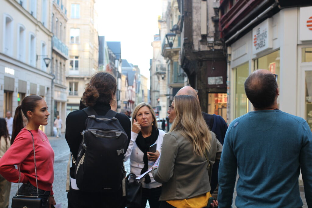 Participants en plein jeu de Team Building dans les rues de Rouen.