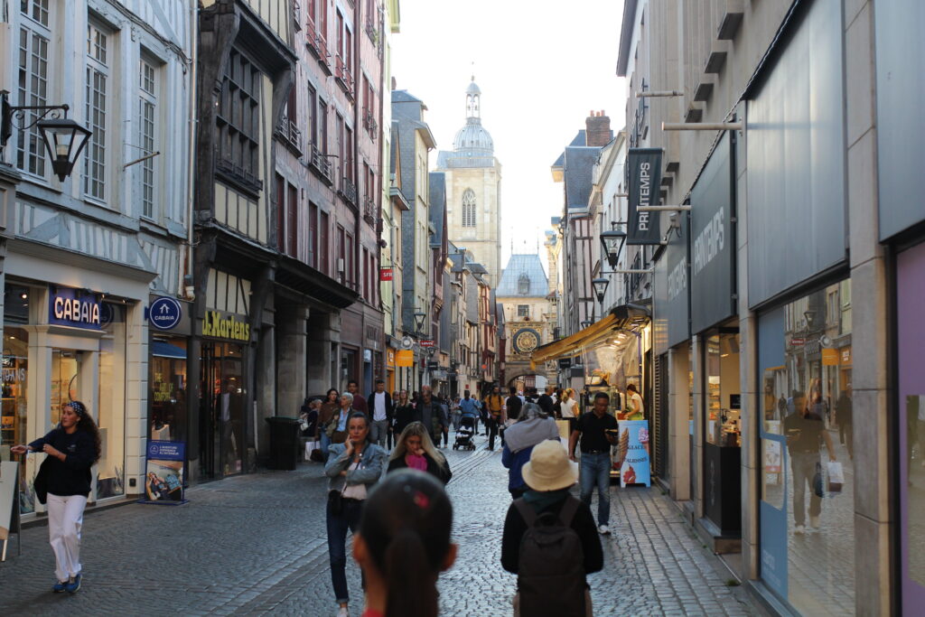Passants dans la rue principale de Rouen.