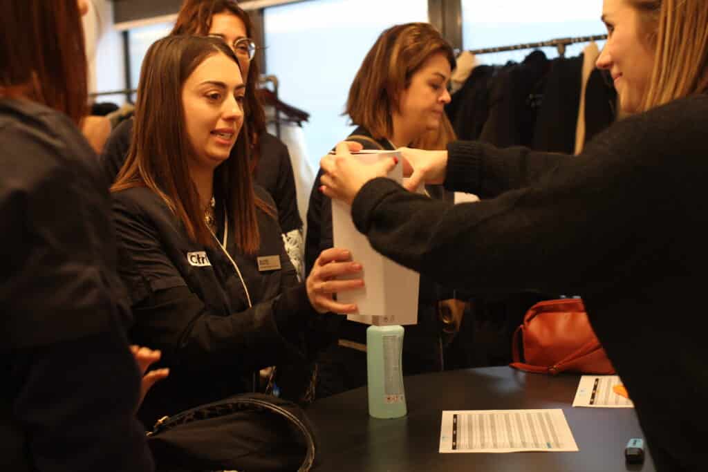 Infirmière récupérant son cadeau 