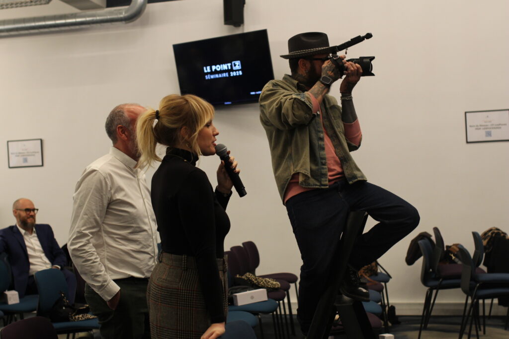 Photographe prenant une photo 