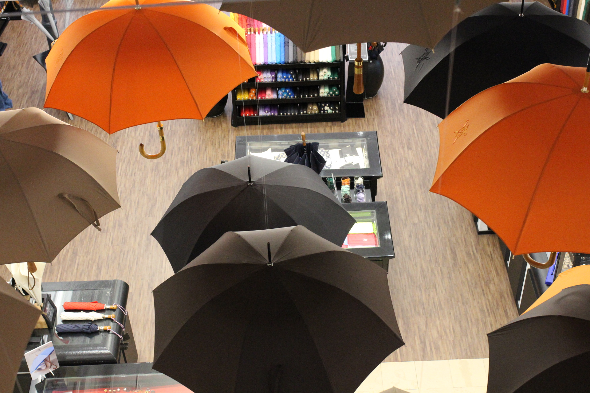 Les parapluies du Musée sont exposées au sein de la manufacture des parapluies de Cherbourg dans la sous-préfecture de la Manche.