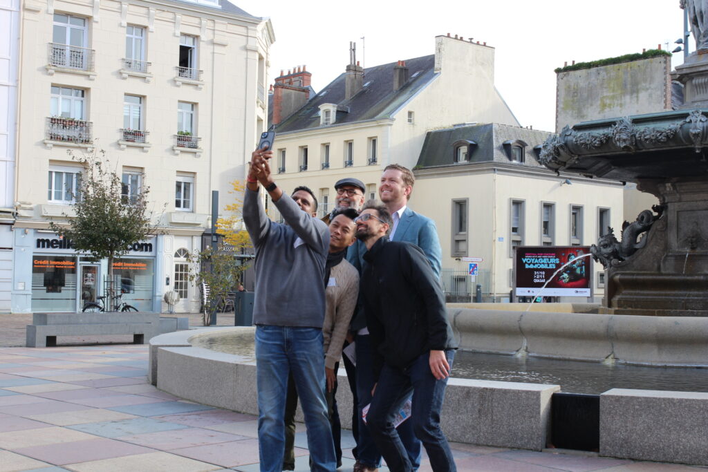 Une équipe qui prend un selfie lors du Team Building à Cherbourg-en-Cotentin.