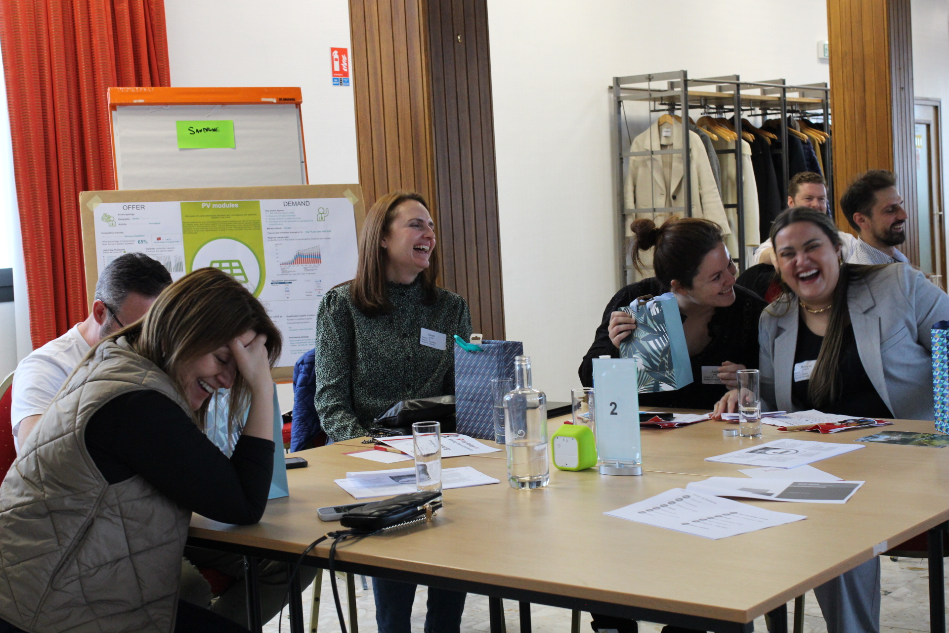 Les rires d'une équipe de participants au séminaire entreprise à Cherbourg-en-Cotentin.