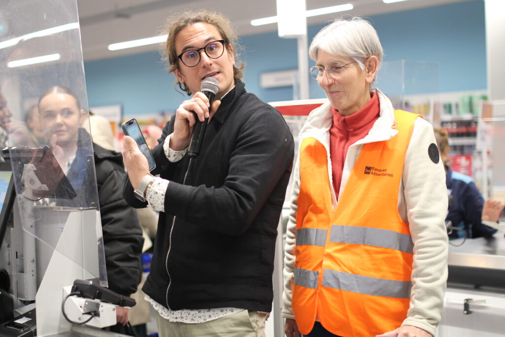 Homme qui paye des courses 