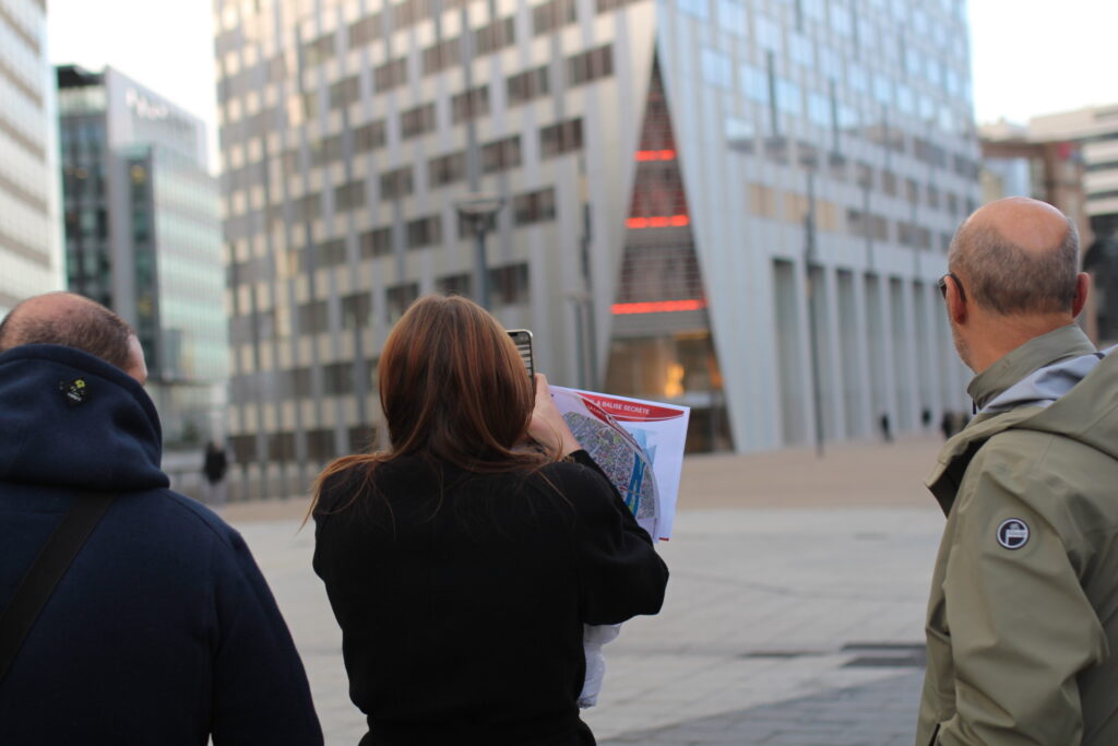 Femme participant au séminaire La Défense