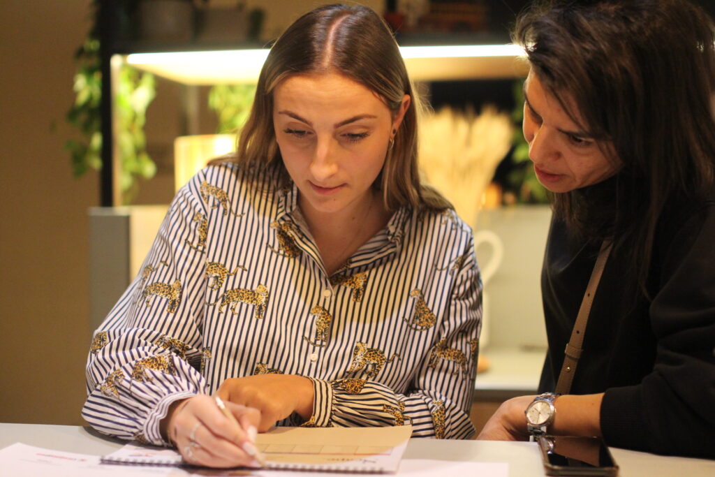 Deux femmes se préparant pour le jeu 