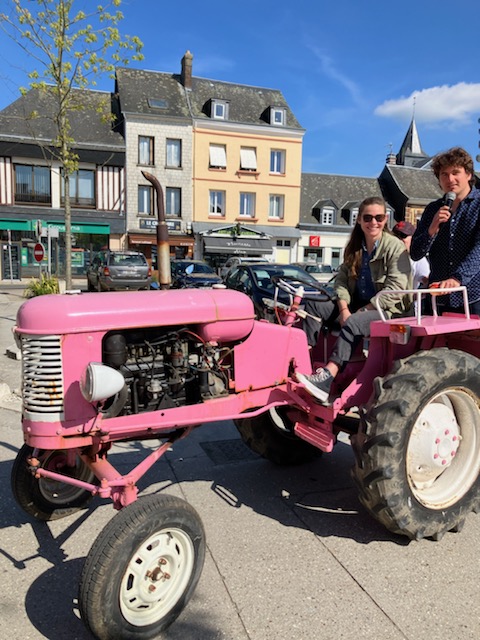 animateur micro salon agriculture Paris animation Notre animateur micro est sur le tracteur rose d'une agricultrice durant une interview sur son animation.