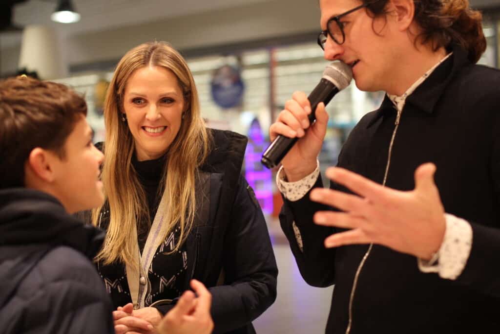 Un animateur est au micro et fait jouer une famille dans un magasin pour gagner un cadeau.