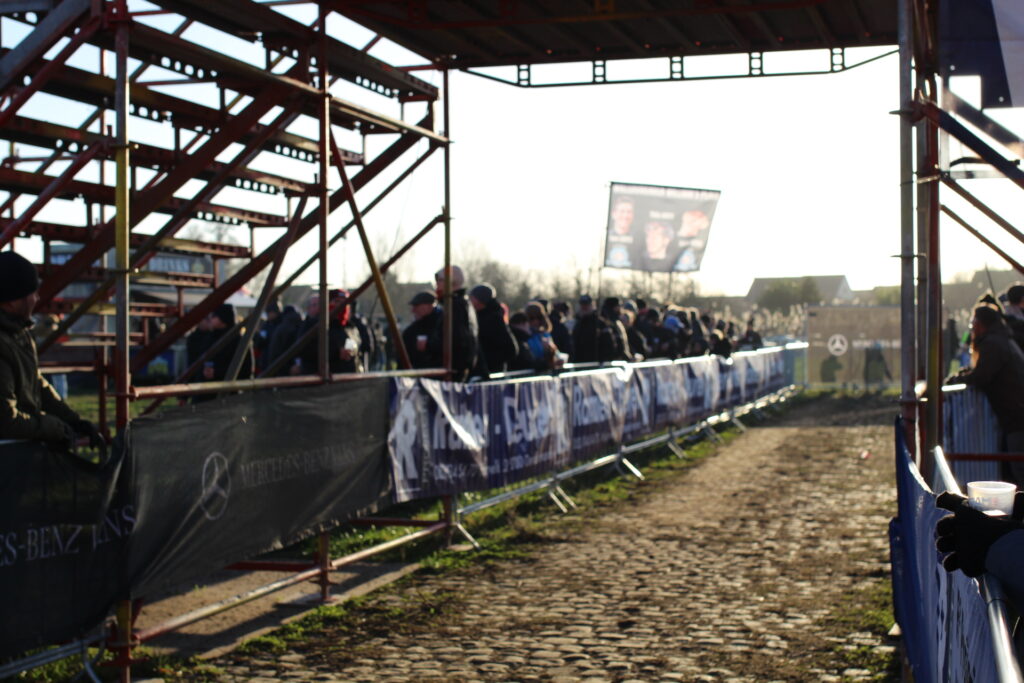 un parcours de cyclocross avec un pont.