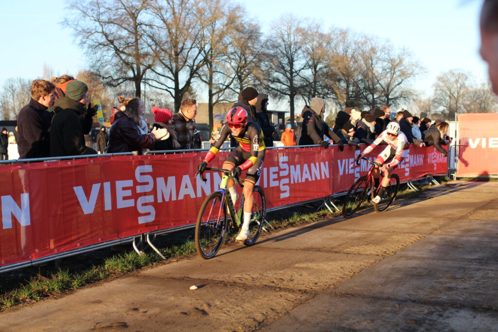 Le coureur cycliste Thibau Nys avec son maillot de champion de Belgique de cyclocross.