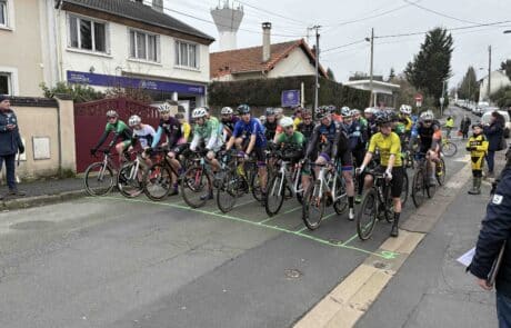 Un départ d'une épreuve de cylocross, avec les vélos sur la ligne.