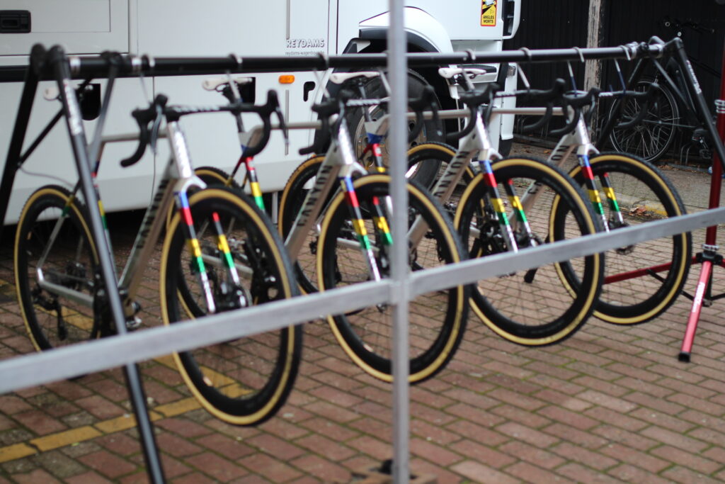 les 4 vélos de mathieu van der poel disposés sur un rack.