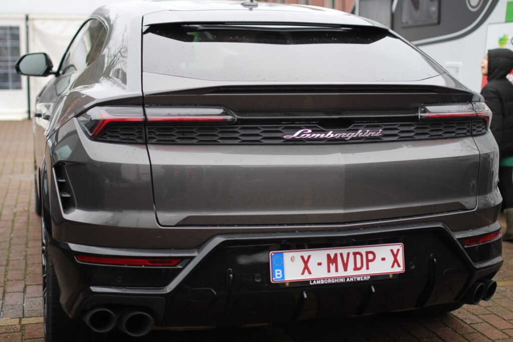 La voiture Lamborghini de Mathieu van der Poel de dos.