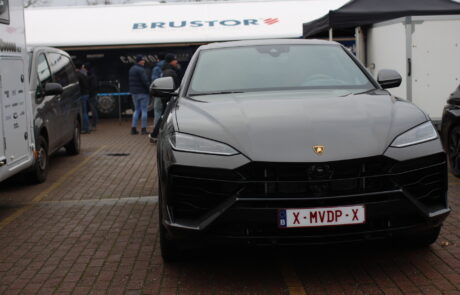 la voiture Lamborghini de Mathieu van der Poel au paddock avant un cyclocross.