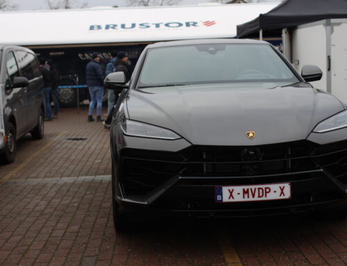 Mathieu van der Poel, la star du cyclisme, en voiture Lamborghini au départ d’un cyclocross.