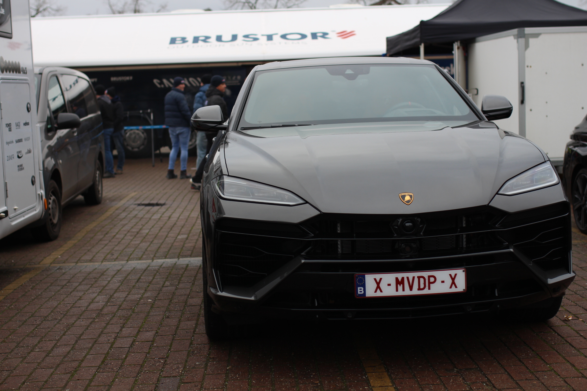 la voiture Lamborghini de Mathieu van der Poel au paddock avant un cyclocross.