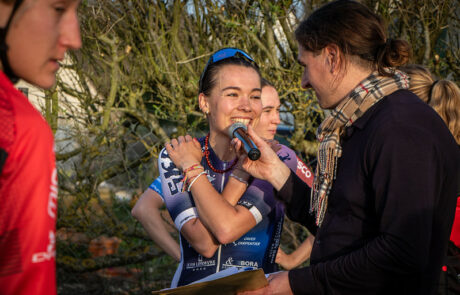 une athlète avec le sourire est en interview avec un speaker