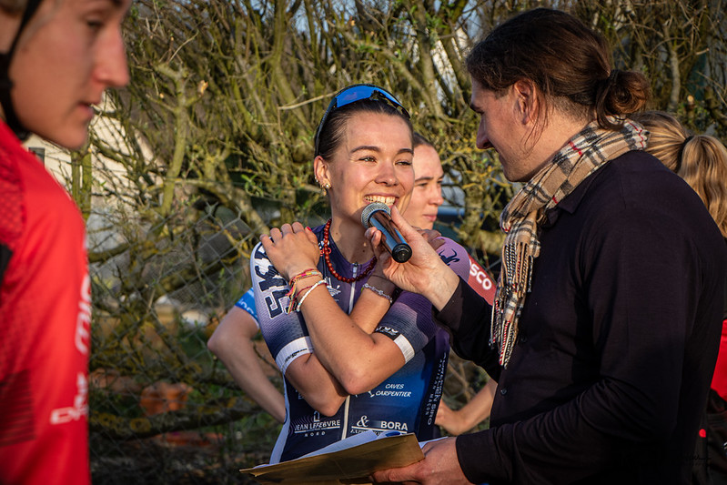 une athlète avec le sourire est en interview avec un speaker