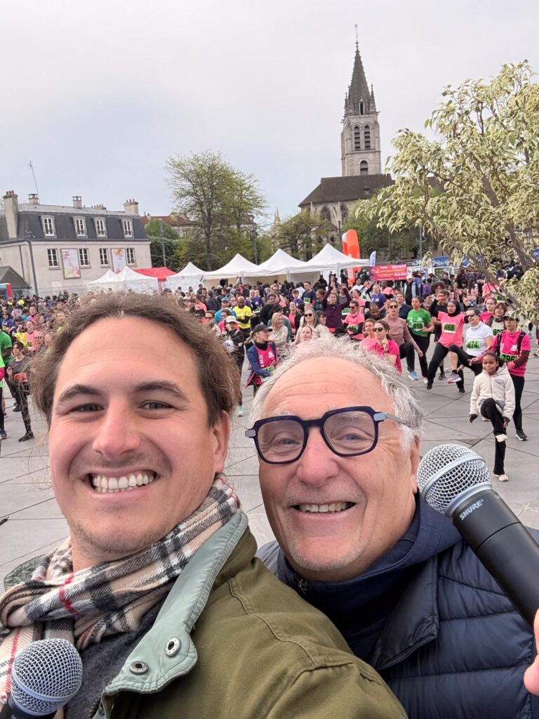 Animateur Dominique présent avec Daniel, un autre speaker présent avec lui.