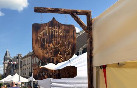 Publicité d'un stand dans une foire fais en bois