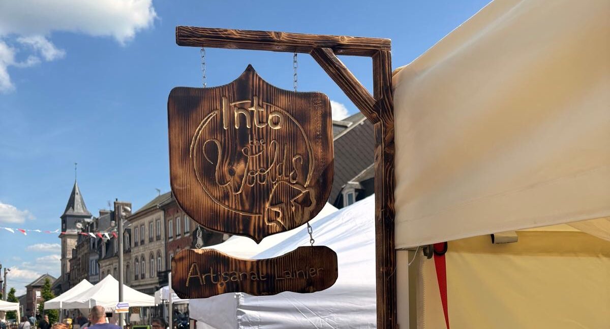 Publicité d'un stand dans une foire fais en bois